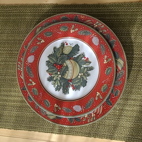 Gibson Other - Set of 4 Gibson Boughs Of Holly Christmas Holiday Plates